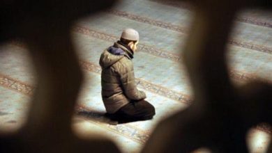 حلمت أني أمام أصلي بين الناس بأجمل صوت يسر القلوب ويخطف الأنفاس 4 20 74